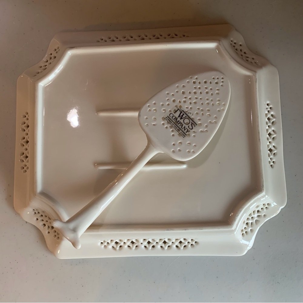 Elegant Two’s Company Creamware Pierced Serving Tray and Spatula Server - Picture 3 of 5